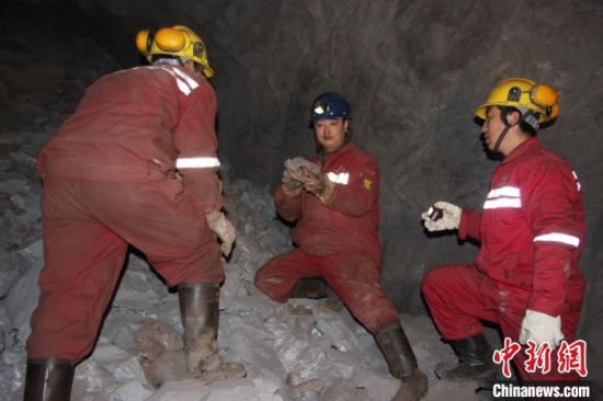 圖為甘肅嘉峪關(guān)酒鋼集團(tuán)鏡鐵山礦工作人員謝生瑞在井下作業(yè)。(資料圖)受訪者供圖