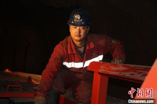 鏡鐵山礦位于祁連山南山山脈中段，是一個(gè)高海拔、高山型井下礦山，空氣稀薄，自然條件惡劣。圖為謝生瑞在礦區(qū)。(資料圖)受訪者供圖